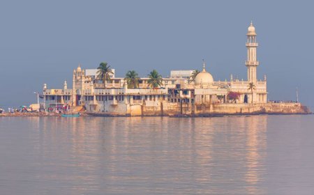 महाराष्ट्र के दस प्रमुख दरगाह, सब से पहले हम बात करते हैं हाजी अली दरगाह की