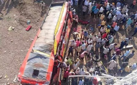 जिंतूर तालुका के अकोली में एक बस पुल से नीचे गिर गया हैं,30 यात्री घायल