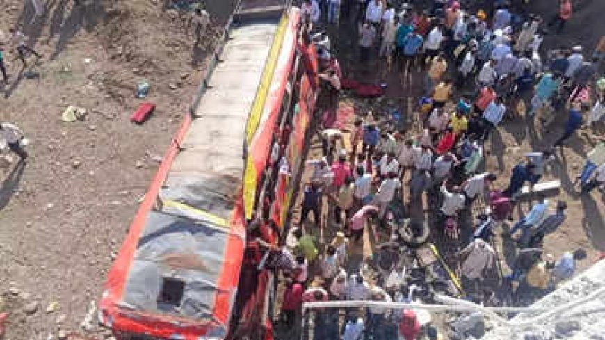 जिंतूर तालुका के अकोली में एक बस पुल से नीचे गिर गया हैं,30 यात्री घायल