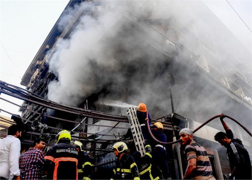 Mumbai news :  मुलुंड में छठी मंजिल में लगी भीषण आग, 50 लोगों को बचाया गया