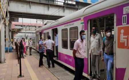 Mumbai लोकल ट्रेन में रात को हुड़दंग मचाया, RPF को क्यों पड़ी स्पेशल टीम की ज़रूरत?